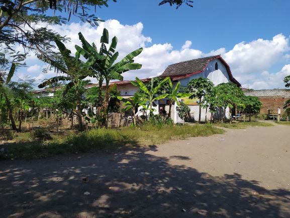 BERUBAH FUNGSI: Bangunan RPH Loang Baloq di Kota Mataram, yang merupakan aset milik Pemkab Lobar dan Pemkot Mataram dijadikan tempat kos-kosan.( DIDIT/LOMBOK POST)