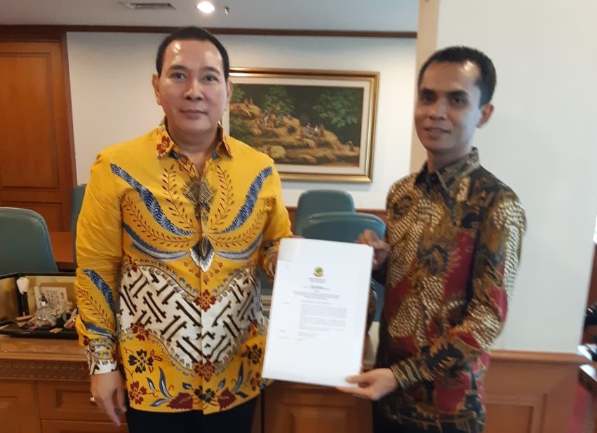 RESMI KANTONGI TIKET: Tommy Suharto serahkan SK Berkarya ke Bakal Calon Wali Kota Mataram H Baihaqi di Jakarta, Selasa (21/7). (TIM BARU FOR LOMBOK POST)