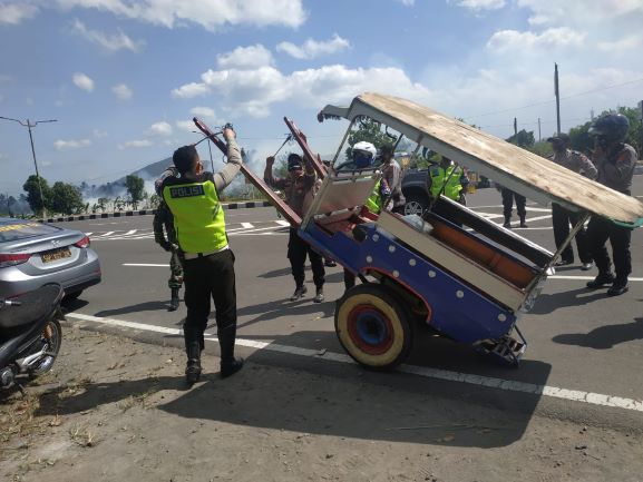 DIAMANKAN: Petugas gabungan dari Polres Lombok Barat mengamankan cidomo dan kuda saat pembubaran aksi balap liar cidomo di Jalur Bypass BIL II, akhir pekan kemarin.( POLRES LOBAR UNTUK LOMBOK POST)