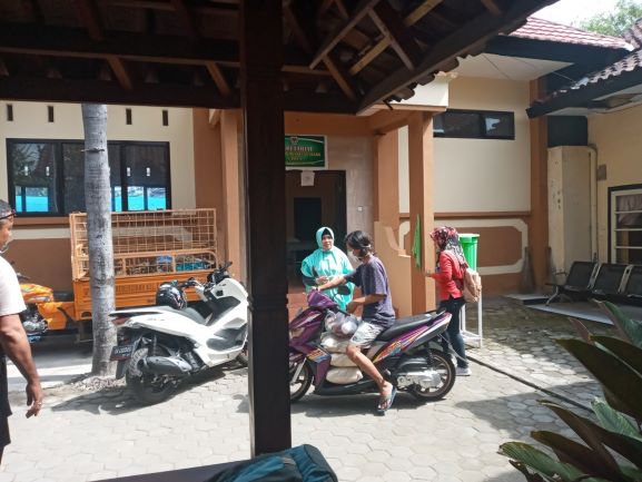 TERIMA BANSOS: Seorang warga mengambil Bansos berupa sembako di Kantor Lurah Cakra Barat, Jumat (11/7) (ROJAI/LOMBOK POST)