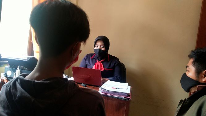 DIPERIKSA: Terduga pelaku penyebaran foto tanpa busana  RA, 17 tahun diperiksa penyelidik Unit PPA Polresta Mataram, Selasa (30/6).
