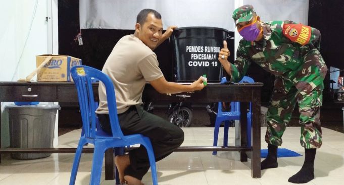 PERIKSA WARGA PENDATANG: Petugas posko penanganan Covid-19 Desa Rumbuk, Kecamatan Sakra bersama Babinsa dan Babinkamtibmas Desa Rumbuk sedang memeriksa warga yang baru datang dari luar daerah. (SUHIRMAN FOR LOMBOK POST)