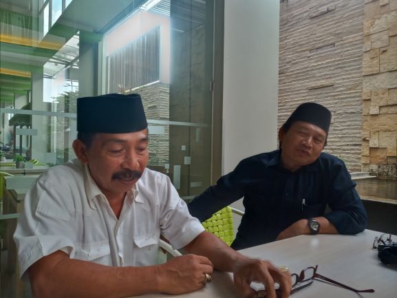 CUKUP BERAT: Pasangan jalur perseorangan H Dianul Hayezi-H Badrun Nadianto yang berniat maju pada Pilkada Kota Mataram siap mengganti kekurangan surat dukungan.( ROJAI/LOMBOK POST)