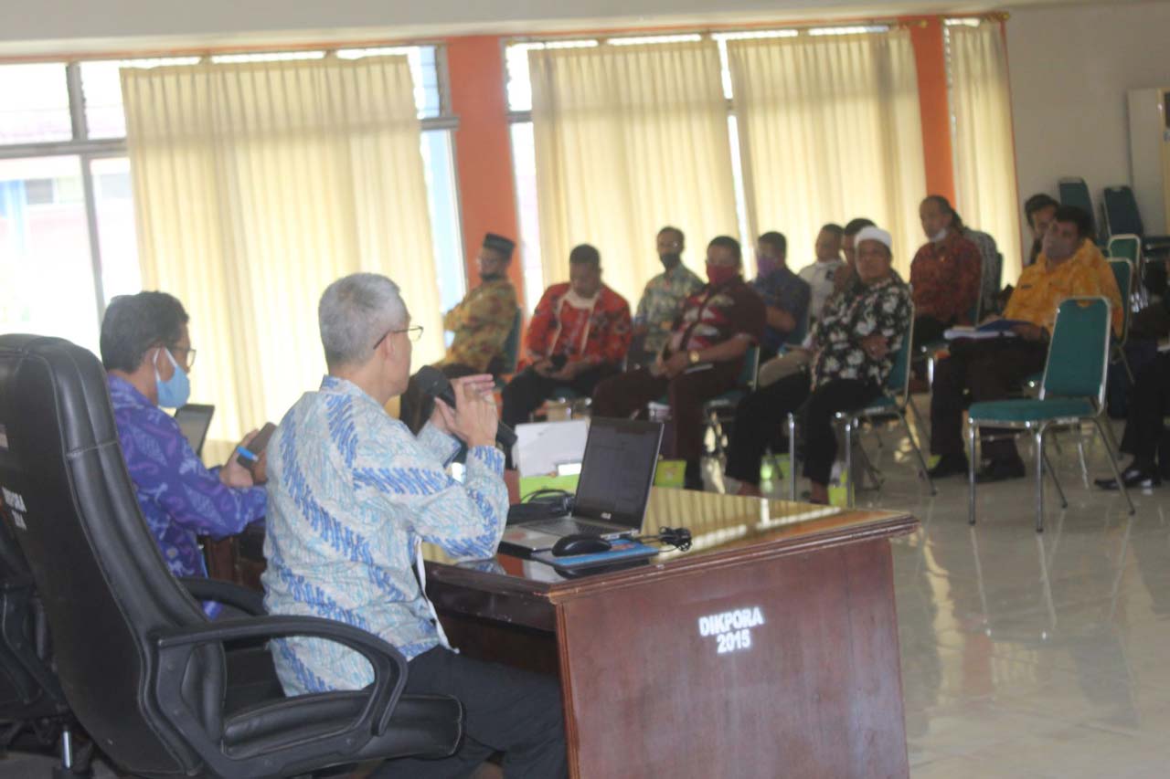 DENGARKAN PENJELASAN: Para kepala SMK di Lombok mendengarkan pemaparan bidang SMK Dinas Dikbud NTB terkait pengisian ijazah, di aula Dinas Dikbud NTB, Selasa (21/7/2020).