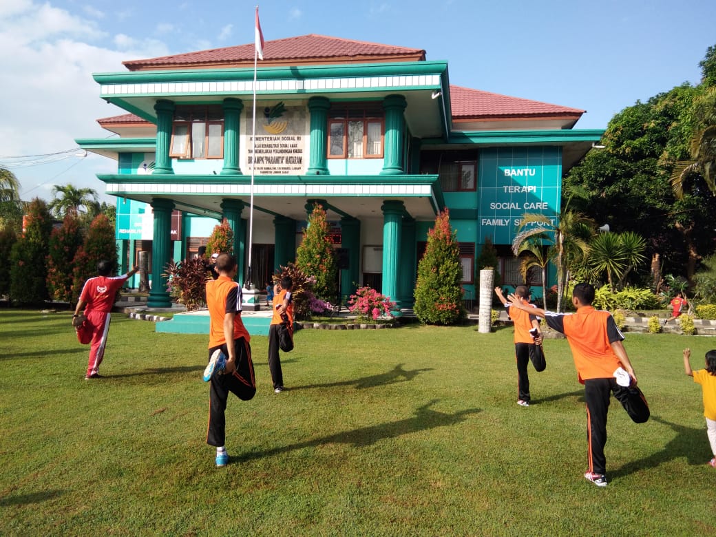 TINGKATKAN IMUNITAS: Anak-anak penerima manfaat berolahraga di halaman BRSAMPK Paramita, beberapa waktu lalu.