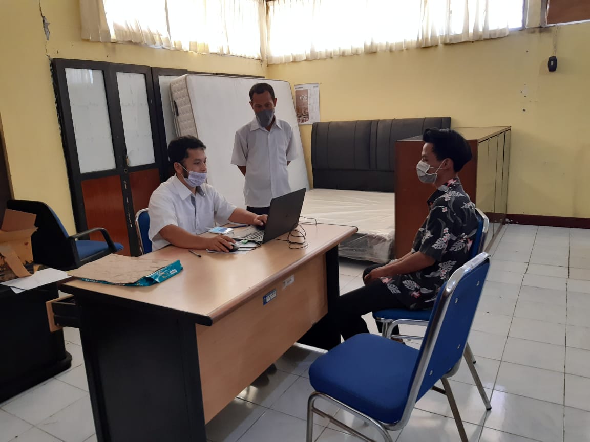 CARI KEJELASAN: Seorang calon siswa sedang mencari informasi pendaftaran PPDB di ruang Sekretariat PPDB Dinas Dikbud NTB, beberapa waktu lalu.