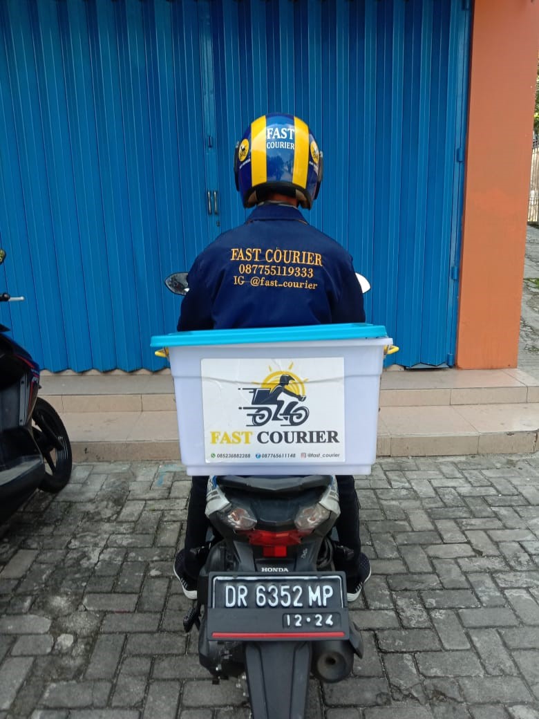 ANTAR PESANAN : Salah satu kurir Fast Courier saat akan mengantarkan pesanan milik pelanggan, beberapa waktu lalu.