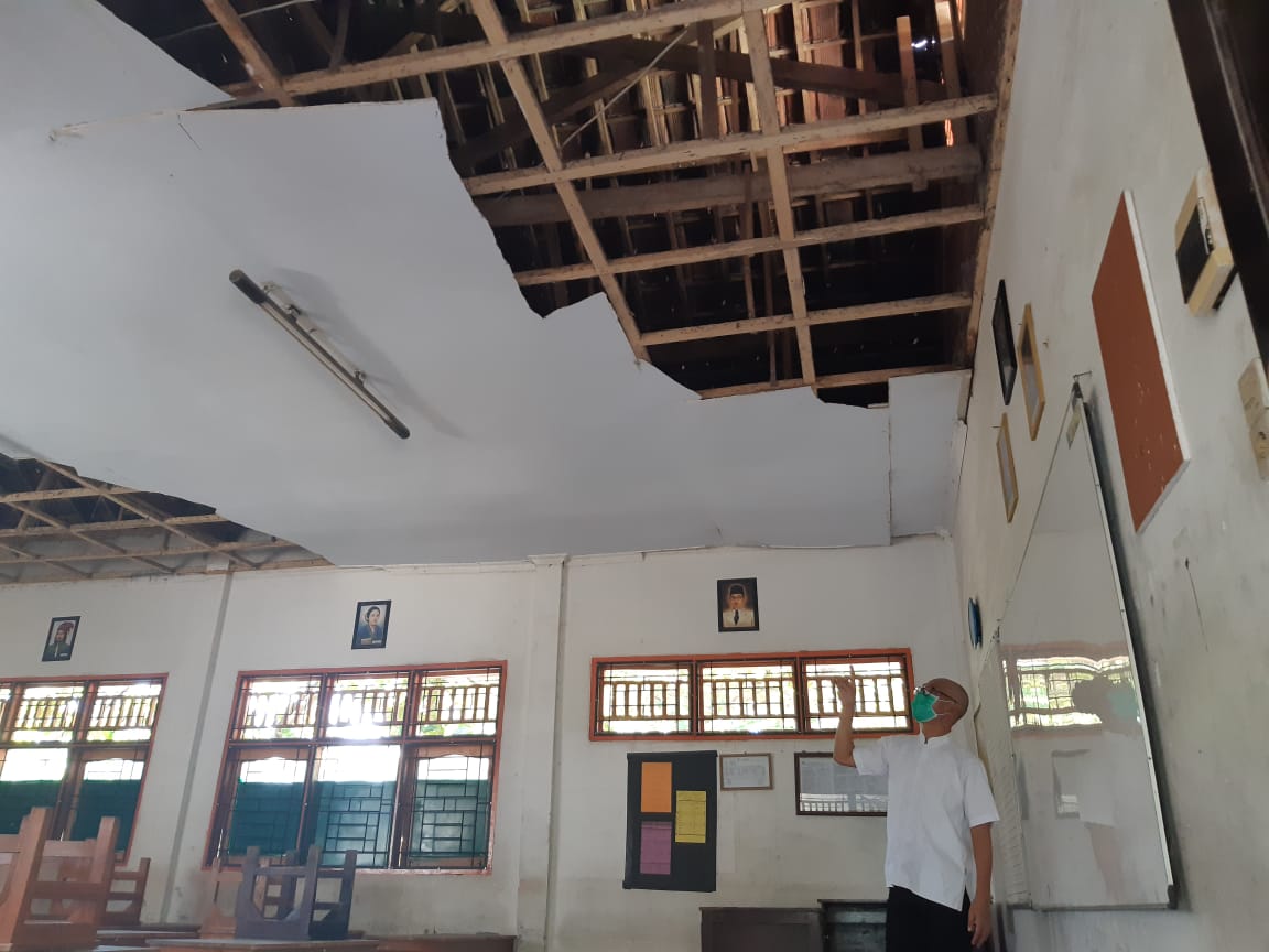 SEGERA DIPERBAIKI: Kepala SMPN 17 Mataram Woody Hexana  memperlihatkan salah satu ruang kelas, yang rusak akibat gempa 2018 dan akan segera diperbaiki tahun ini, Jumat (24/7/2020).