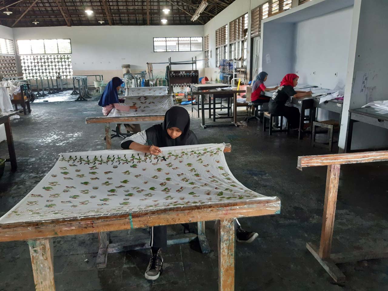 PENUH KONSENTRASI: Siswa dan alumni SMKN 5 Mataram fokus membatik di ruang praktik sekolah, beberapa waktu lalu.