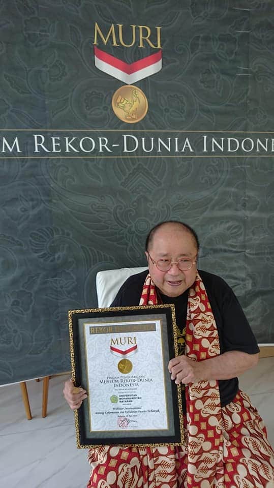 TOREHKAN PRESTASI: Pendiri MURI Jaya Suprana memegang piagam yang akan diberikan kepada FIK Ummat, atas prestasinya menggelar webinar Internasional dengan peserta terbanyak, Sabtu (25/7/2020).