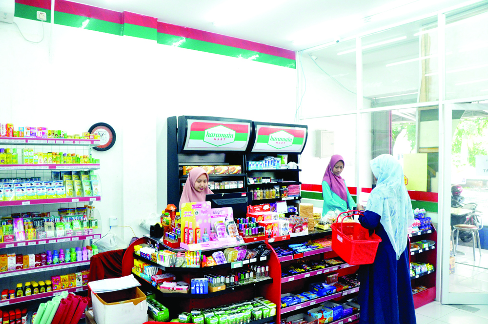 BUAT BANGGA : Inilah contoh usaha yang dijalankan para santri dan alumni Pondok Haramain, beberapa waktu lalu.