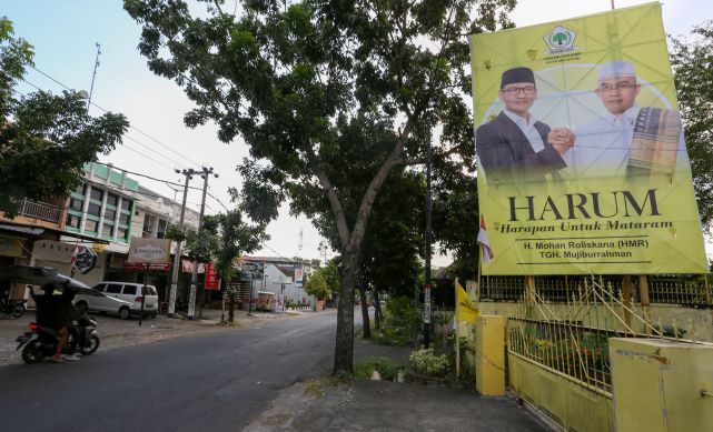 TINGGAL DAFTAR: Pasangan H Mohan Roliskana dan TGH Mujiburrahman sudah mengantong SK rekomendasi dari Partai Golkar untuk maju sebagai pasangan calon di Pilwali 2020.( IVAN/LOMBOK POST)
