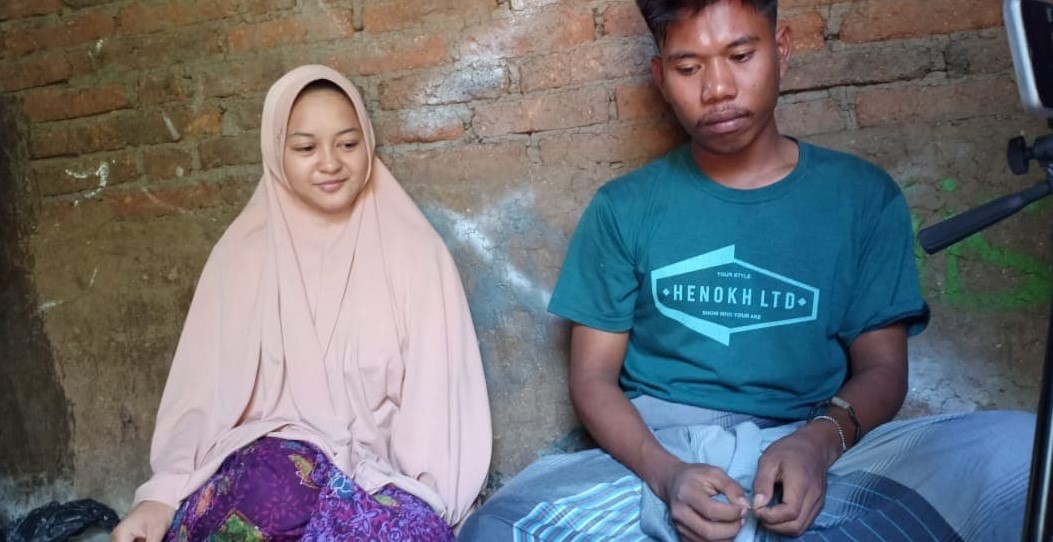 SANDAL JEPIT: Pasangan suami istri Iwan Firman Wahyudi dan Helmi Susanti menunjukkan mahar berupa sandal jepit di Sendong Sekeq, Desa Beraim, Praya Tengah, Lombok Tengah, Sabtu (4/7).(Dedi/Lombok Post)