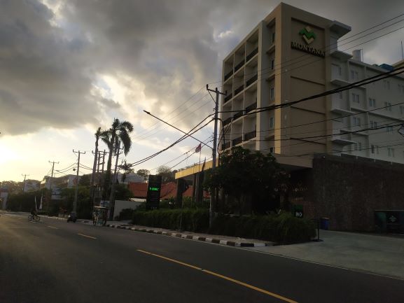 TERDAMPAK PANDEMI: Hotel di kawasan Senggigi, Kecamatan Batulayar, Lombok Barat meminta pengurangan pajak akibat pandemi covid.( DIDIT/LOMBOK POST)