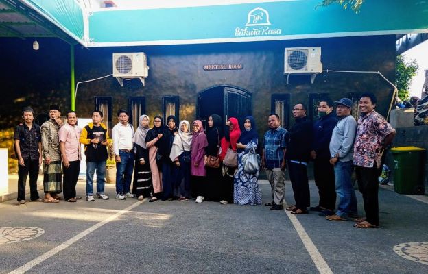 PERKUAT UKHUWAH: Sejumlah alumni Ponpes Nurul Hakim saat melakukan rapat persiapan pelaksanaan Musda IKA PPNH Lobar, pekan lalu.( HANAN FOR LOMBOK POST)