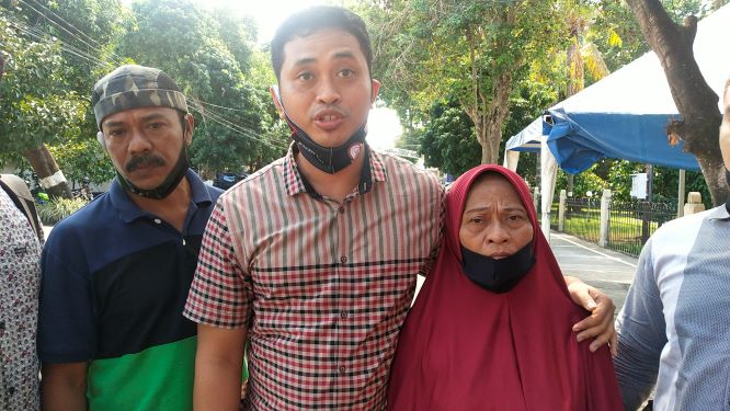 KESABARAN SUDAH HABIS: Inaq Kalsum (hijab merah) didampingi kuasa hukumnya L Anton Hariawan (dua dari kiri) memberikan penjelasan usai melapor di Mapolda NTB, Rabu (1/7).( HARLI/LOMBOK POST)