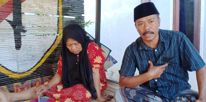 CURHAT: Kalsum (kiri) didampingi adiknya Amaq Ramli (kanan) saat berkeluh kesah di Dusun Buntage, Desa Giri Sasak, Kuripan, Lombok Barat, Senin (29/6). (Dedi/Lombok Post)