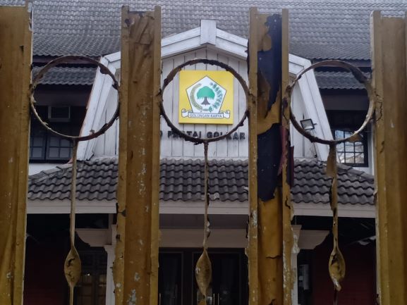 FOKUS PERHATIAN POLITIK: Lambang Partai Golkar di kantor DPD Partai Golkar Provinsi NTB dilihat dari pagar, Selasa (14/7) (LALU MOHAMMAD/LOMBOK POST)
