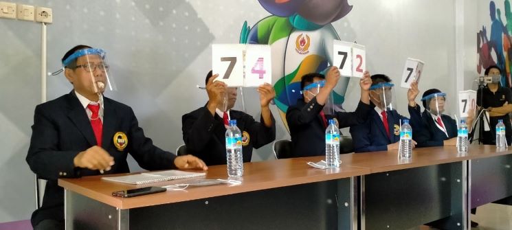 BERI NILAI: Juri memberikan penilaian terhadap peserta VKC 2020 melalui video yang dikirim peserta, Minggu  (19/7).( KONI MATARAM FOR LOMBOK POST)