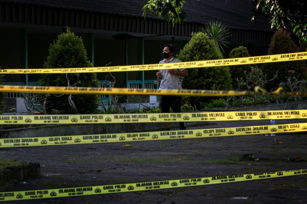 RUMAH SAKIT DARURAT: Seorang pasien Covid-19 berolahraga untuk menjaga kebugarannya di Wisma Nusantara, Kota Mataram. .(DOK/LOMBOK POST)