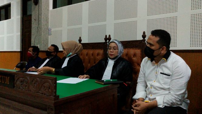 TERBUKTI KORUPSI: Terdakwa korupsi pengelolaan LCC, L Azril Sopandi (kanan) dan bendaharanya Abdurrazak (paling kiri) didampingi penasihat hukumnya menyimak pembacaan vonis majelis hakim di PN Tipikor Mataram, Kamis (16/7). (HARLI/LOMBOK POST)