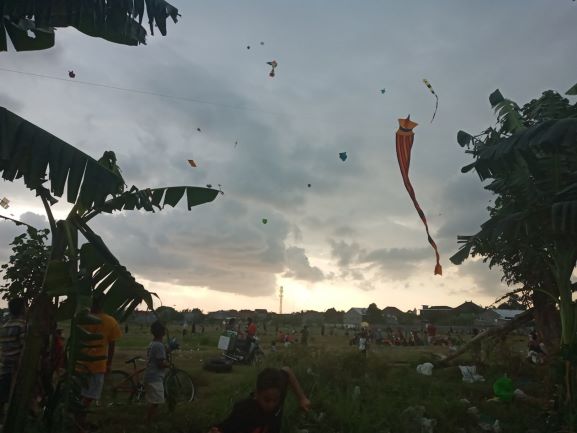 ABAIKAN COVID-19: Ratusan warga dari berbagi daerah bermain layang-layang di Sirkuit Selagalas, Kota Mataram, Sabtu (18/7).( ROJAI/LOMBOK POST)