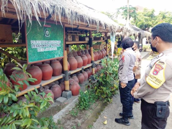JAGA PENDAPATAN WARGA: Gentong-gentong berjejer yang menjadi rumah bagi lebah Madu Trigona yang dibudidayakan di Desa Saribaye, Lingsar, Lombok Barat.( POLDA NTB FOR LOMBOK POST)