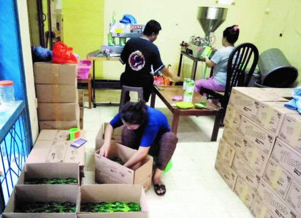 PROSES PENGEMASAN : Karyawan sabun cuci piring lokal merk Mones melakukan proses pengemasan di rumah produksi PT Graf Monesindo Persada, Kamis (23/7/2020) lalu.