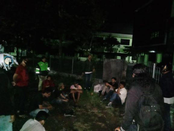 NARKOBA MASUK KAMPUS: Delapan orang ditangkap Tim Subdit I dan tim khusus Ditresnarkoba Polda NTB saat penggerebekan di Universitas  Mataram, Rabu malam (15/7).( HARLI/LOMBOK POST)