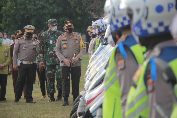 PATUHI ATURAN LALU LINTAS: Kapolda NTB Irjen Pol Muhammad Iqbal (tiga dari kiri)  bersama Danrem 162/WB  Brigjen TNI Ahmad Rizal Ramdani dan Dirlantas Polda NTB Kombes Pol Noviar (kiri) mengecek keadaan personel saat apel gelar pasakan Operasi Patuh Gatar
