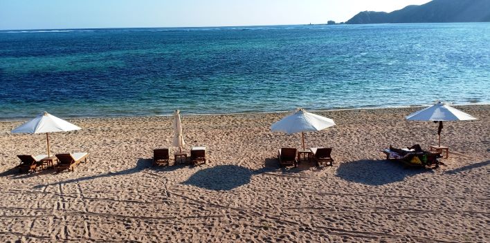 PASIR PUTIH: Tampak Pantai Kuta di Desa Kuta, Pujut Lombok Tengah. Pantai ini menjadi salah satu daya tarik wisatawan. (Dok/Lombok Post)