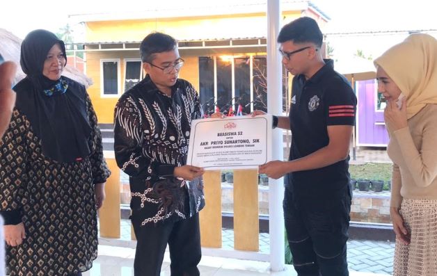 PENGHARGAAN : Kasatreskrim Polres Lombok Tengah (Loteng) AKP Priyono Suhartono (kanan) menerima penghargaan dalam bentuk Beasiswa S2 dari  Direktur Utama LeBui Corp MT Budiman di  ResTo Dasker Mesanggok Gerung, Lobar sore kemarin (1/7/20). Beasiswa itu se