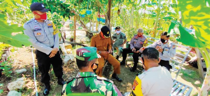 SUDAH SIAP: Tim Supervisi Polres Bima saat mengecek kesiapan Desa Rabadoko, Kecamatan woha untuk penilaian Lomba Kampung Sehat tingkat kecamatan awal pekan ini.( POLDA NTB FOR LOMBOK POST)