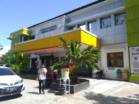 TETAP BERI PELAYANAN: Meski sejumlah tenaga kesehatan di Puskesmas Kuripan dinyatakan positif korona, pelayanan hingga Rabu (8/7) tetap dilaksanakan. (TONI/LOMBOK POST)