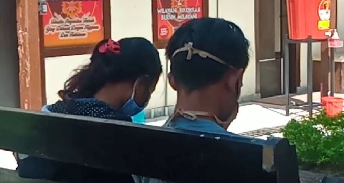 BERDAMAI: Pasangan Bunga dan Raja duduk bersama  menunggu untuk mencabut laporannya di Mapolresta Mataram, Jumat (24/7) lalu. (HARLI/LOMBOK POST)