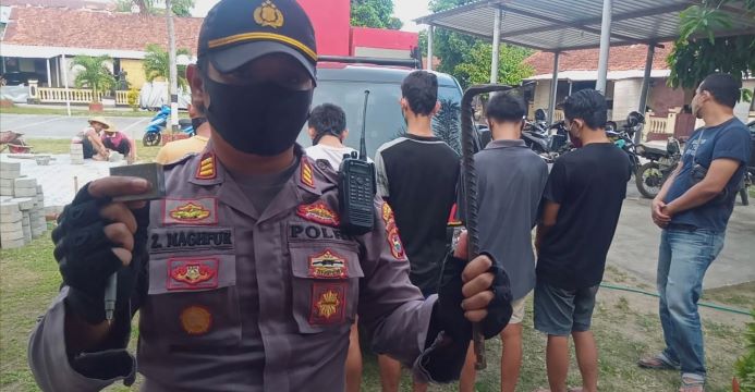 TUNJUKKAN ALAT BUKTI: Kapolsek Cakranegara AKP Zaky Maghfur menunjukkan alat bukti yang digunakan untuk membobol toko buah, Jumat  (24/7).( HARLI/LOMBOK POST)