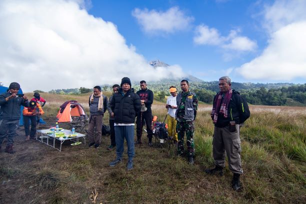 DI TENGAH SAVANA: Bupati Lotim HM Sukiman Azmy bersama tim berada di Bukit Savana Propok, kawasan lereng Gunung Rinjani, Sabtu (18/7) lalu. (Edmond for Lombok Post)