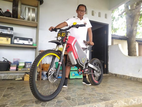 SUDAH TERJUAL: Sepeda listrik yang diberi nama Semar, buatan Le-Bui, sudah dibeli Gubernur NTB seharga Rp55 juta, Senin(13/7).(Didit/Lombok Post)