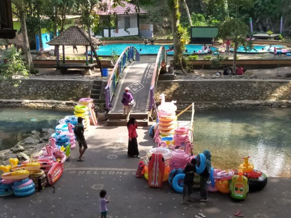 MULAI MENGGELIAT: Kolam pemandian di Desa Sesaot sejak Sabtu (4/7) lalu sudah mulai berangsur ramai dikunjungi wisatawan. (IST/LOMBOK POST)