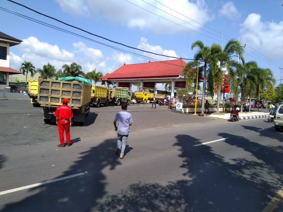 ANTREAN PANJANG: Sejumlah truk menunggu giliran utuk mengisi bahan bakar solar yang mulai langka di SPBU Jalan Lingkar Selatan, Jumat  (17/7). (toni/Lombok Post)