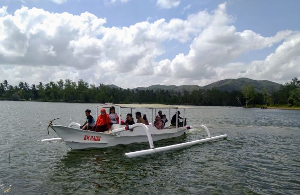 MEMESONA: Inilah muara Sungai Dodokan yang berbatasan dengan Pantai Endok, Desa Taman Ayu Gerung. Sungai Dodokan kini menjadi spot wisata baru yang digandrungi warga.(toni/Lombok Post)