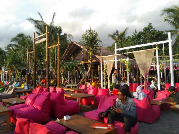 BERPOLEMIK: Inilah lahan sempadan pantai yang dijadikan kawasan wisata kuliner, Senin (13/7). Sempadan Pantai Tanjung Bias ini belakangan diketahui telah memiliki sertifikat lahan milik pribadi. (TONI/LOMBOK POST)