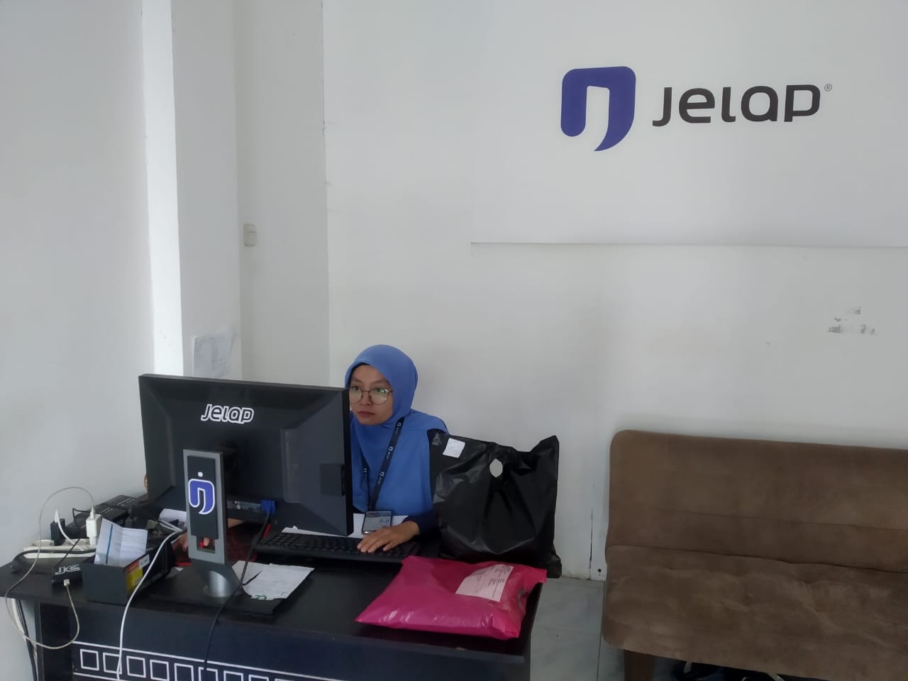 USAHA POTENSIAL : Seorang karyawan Jelap.Id menyelesaikan pendataan berkas paket pelanggan, beberapa waktu lalu.