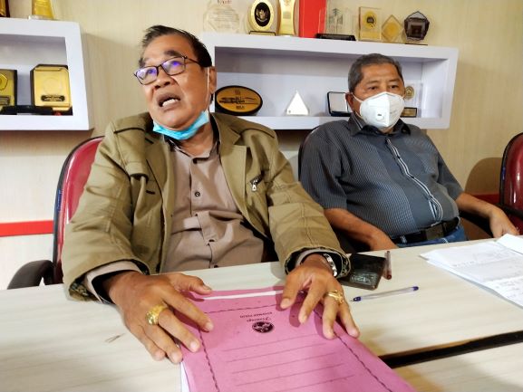 Ketua Komisi Etik Senat FH Unram Prof Dr Zainal Asikin (kiri) bersama Sekretaris Komisi Etik Senat FH Unram memberikan keterangan pers-nya usai sidang putusan etik di ruang rapat dekan FH Unram, Selasa  (21/7).( HARLI/LOMBOK POST)