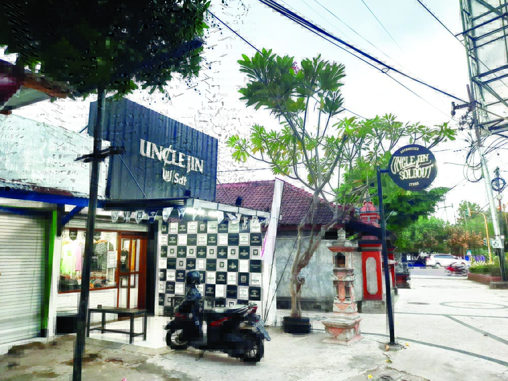TETAP BUKA: Sejumlah distro di Mataram yang sepi pengunjung, dampak dari Pandemi Korona, Minggu (19/7/2020).