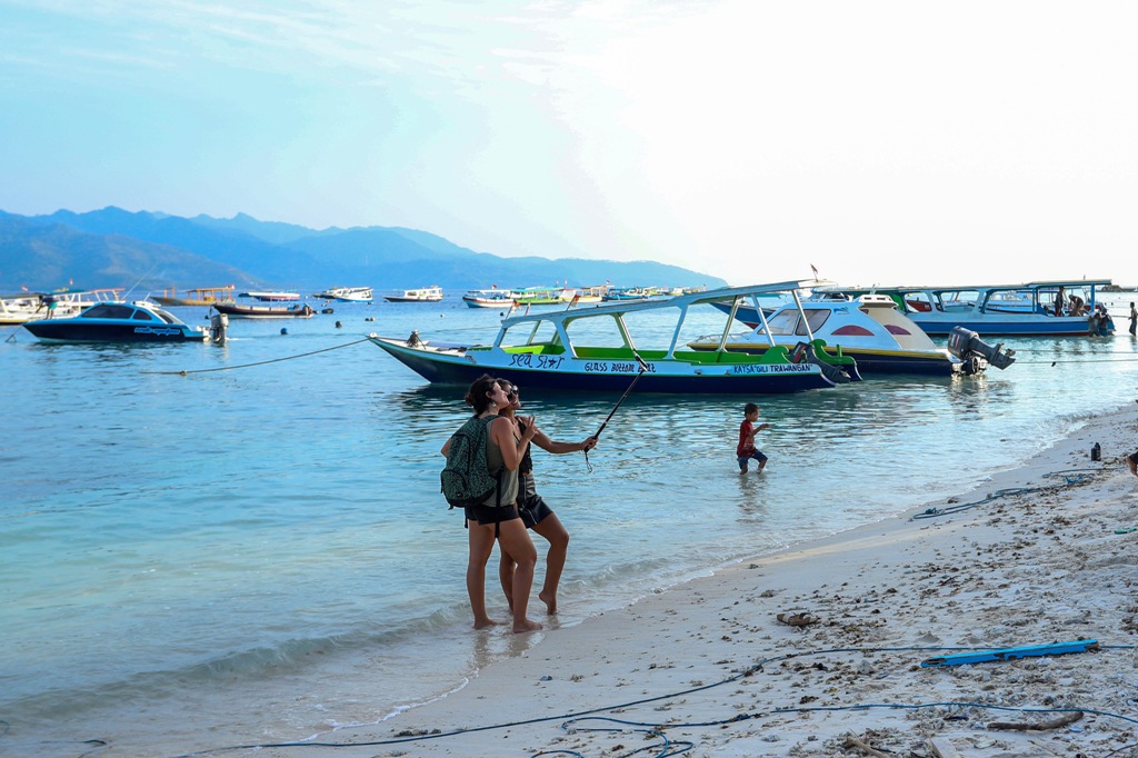 SANTAI: Dua orang wisatawan mancanegara berswafoto di kawasan Gili Trawangan, Lombok Utara, belum lama ini.