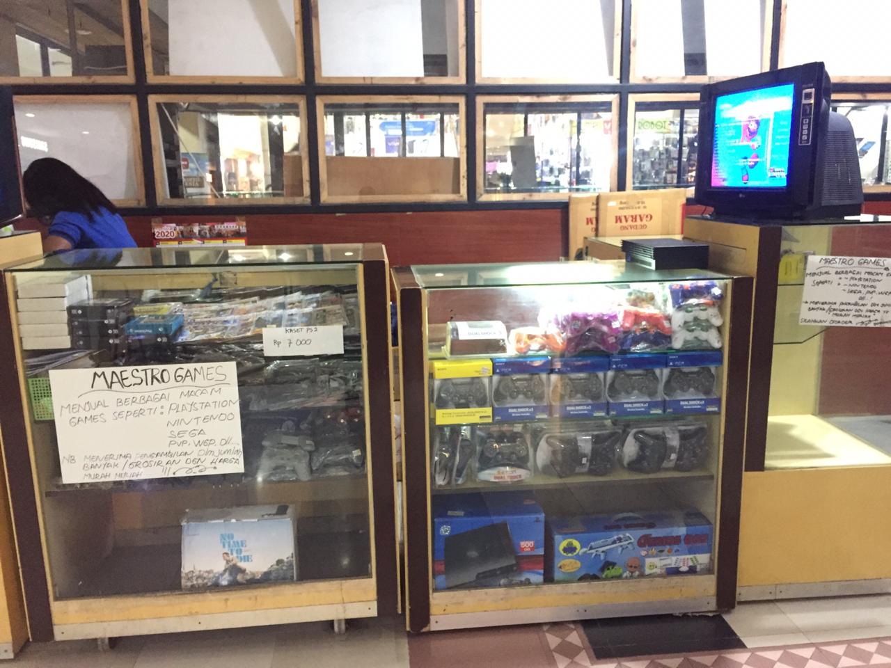 TETAP BERJUALAN : Salah satu penjual Playstation (PS) di Mataram Mall, Rabu (15/7/2020).