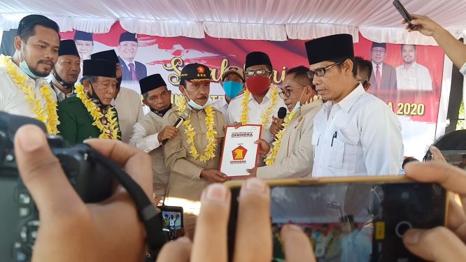 RESMI DIDUKUNG: Ketua DPD Gerindra NTB H Ridwan Hidayat (tengah) menyerahkan SK rekomendasi dukungan pada paslon Djoda Akbar di Kecamatan Gangga, Selasa (21/7) (Ferial/Lombok Post)