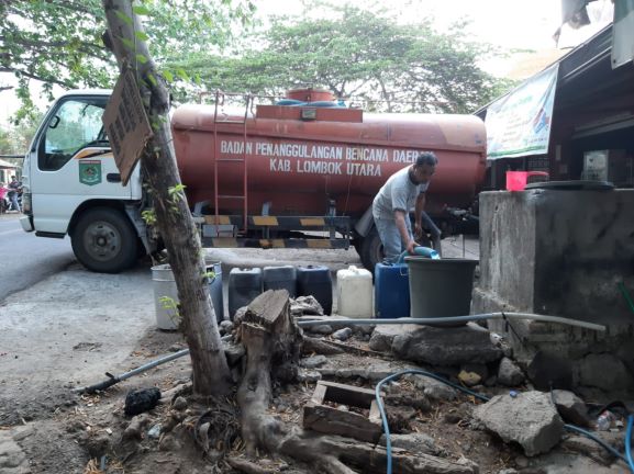 BANTU WARGA: Armada BPBD KLU mendistribusikan air bersih di salah satu dusun yang terdampak kekeringan, beberapa waktu lalu.( BPBD KLU for Lombok Post)