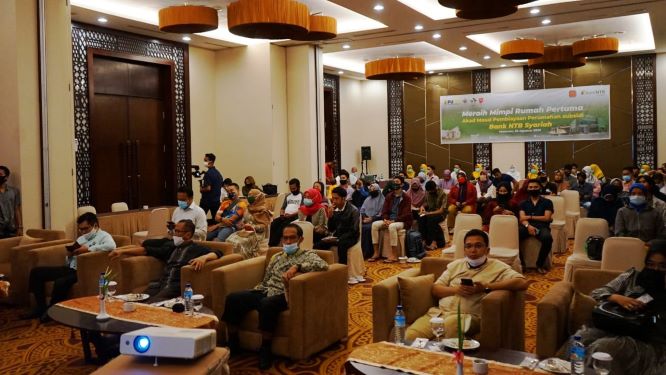 IKUTI PEMBUKAAN: Perwakilan Bank NTB Syariah, Perwakilan Developer, dan nasabah mengikuti Virtual Expo Hapernas2020 di Hotel Santika, Selasa (25/8).( BANK NTB SYARIAH FOR LOMBOK POST)
